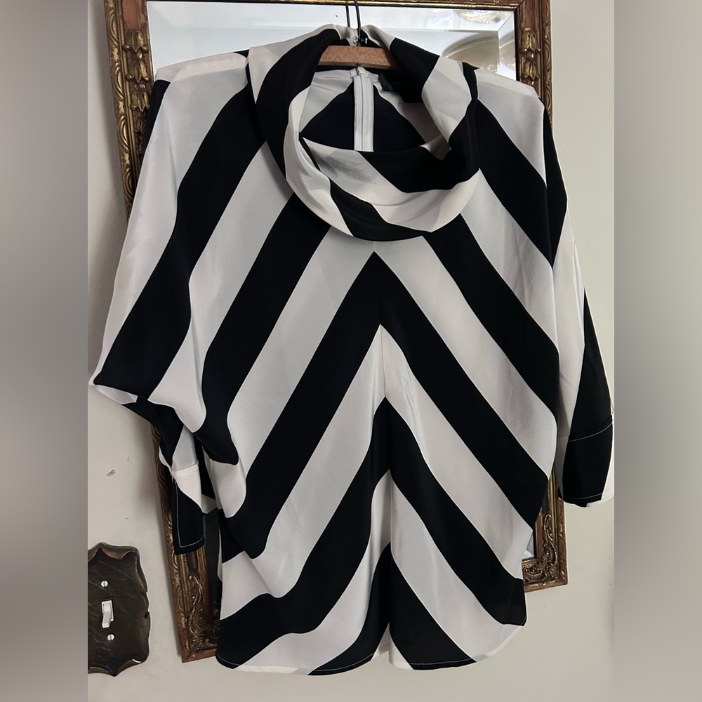 St. John black&ivory silk geometric, loose cowl, 3/4 hemmed bat sleeve blouse.